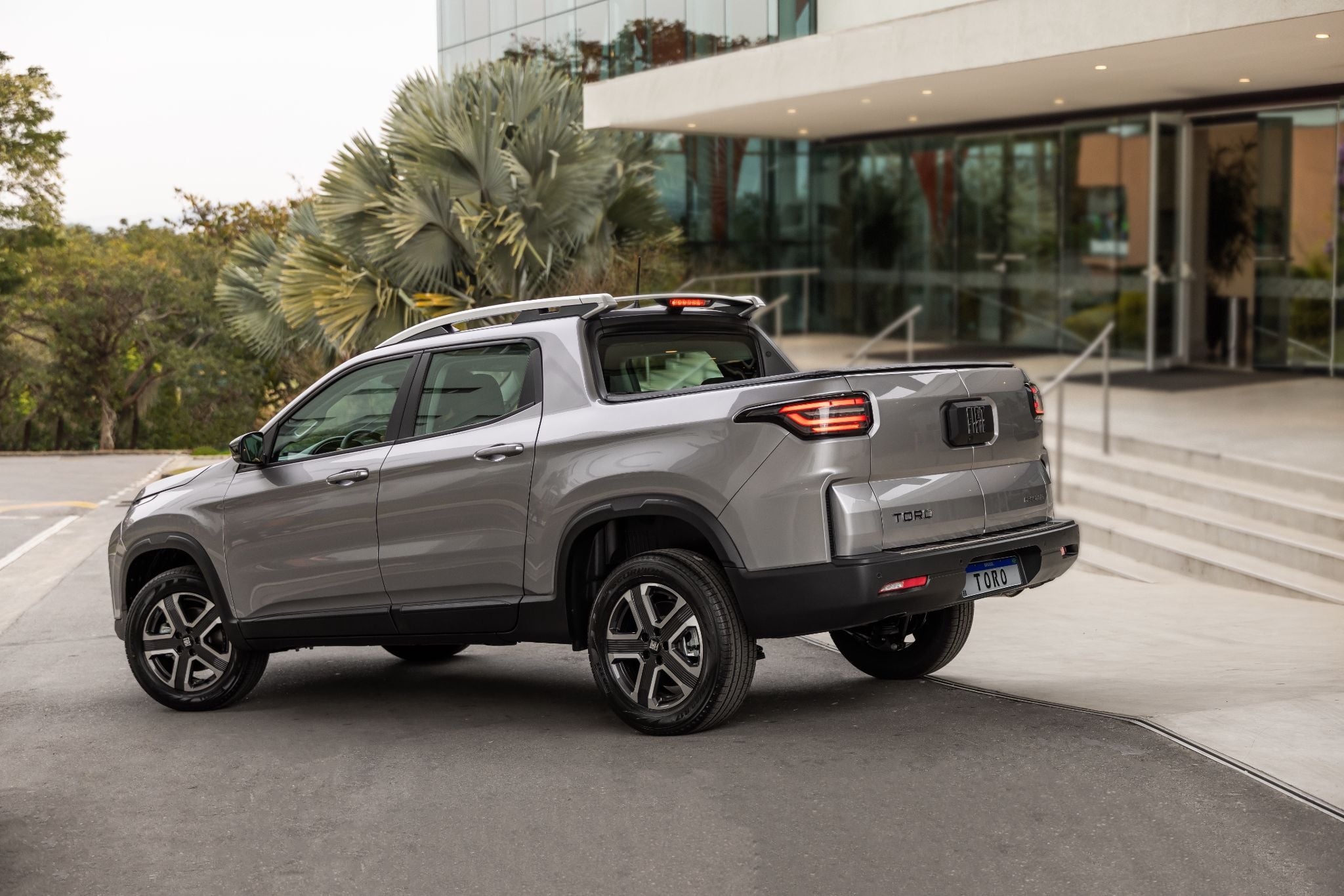 fiat toro freedom 2026 cinza traseira parada