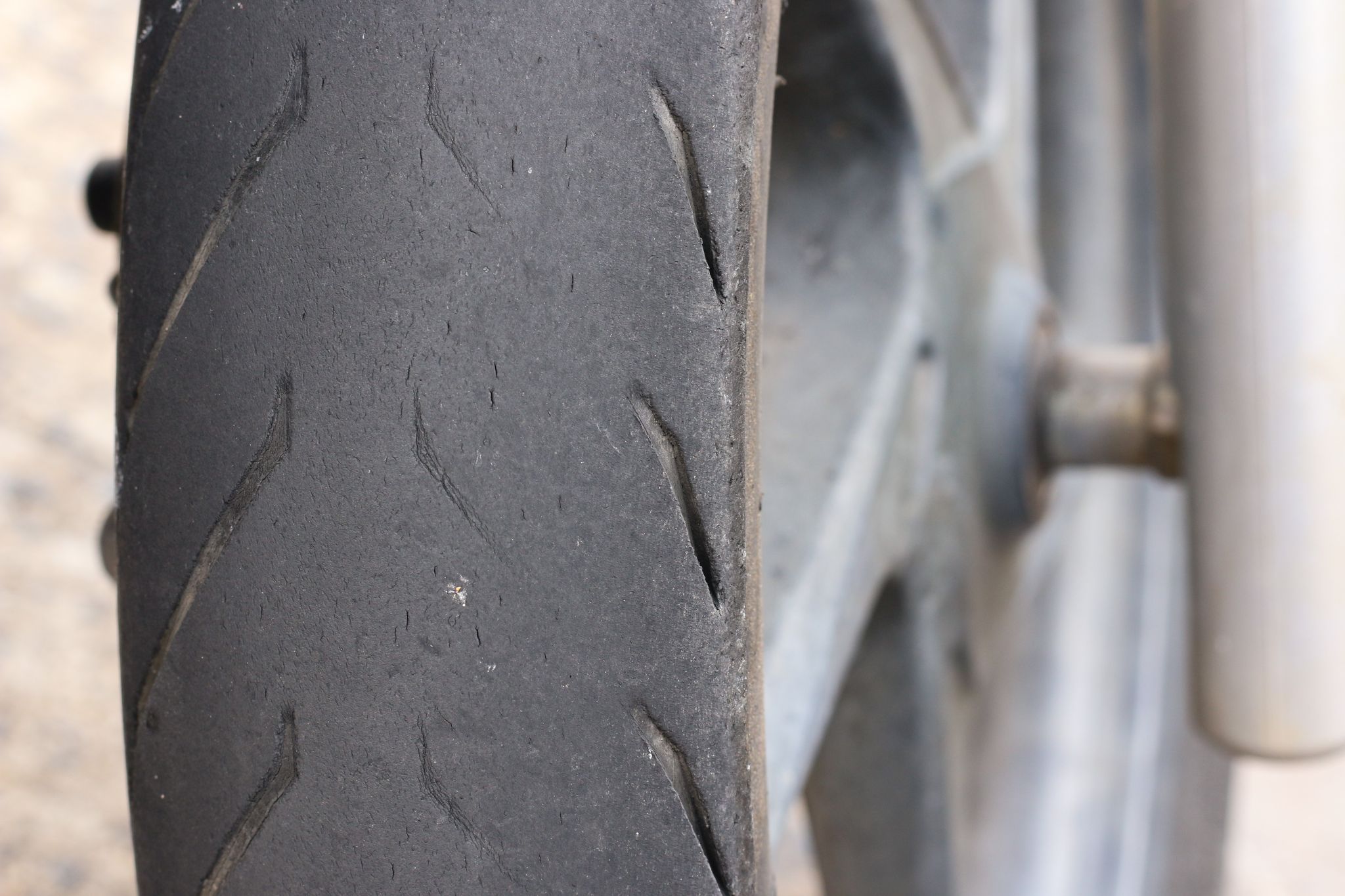 pneu de moto desgaste irregular