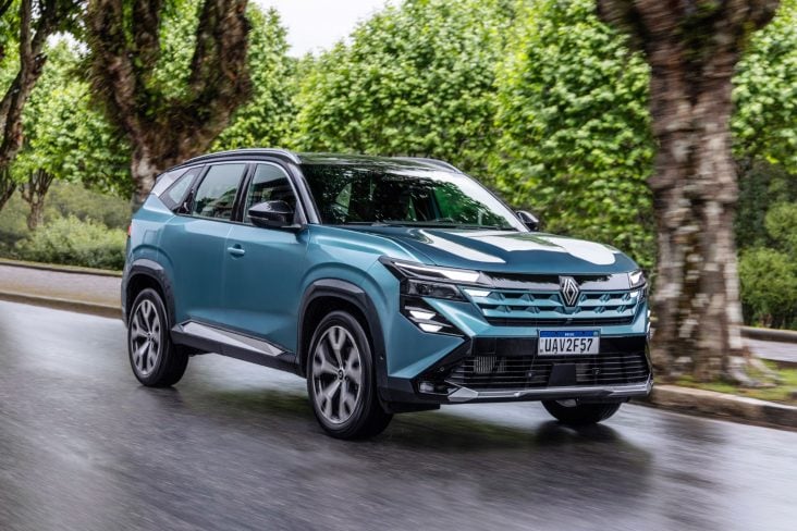 Renault Boreal Iconic 2026 Azul Mercure frente em movimento