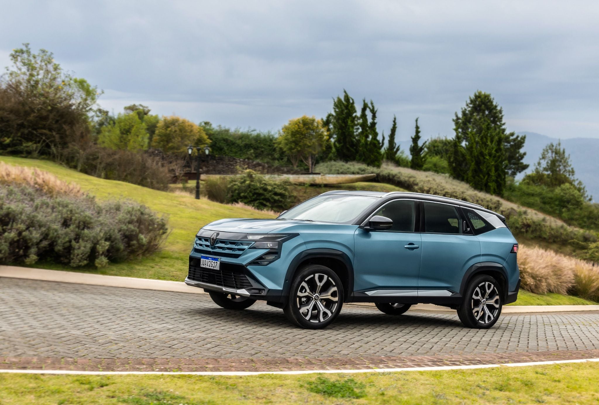 Renault Boreal Iconic 2026 Azul Mercure frente em movimento 2