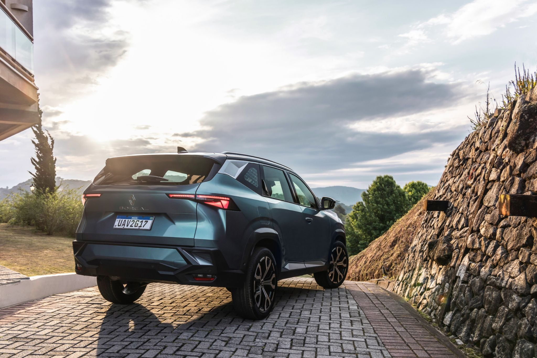 Renault Boreal Iconic 2026 Azul Mercure traseira parado 3