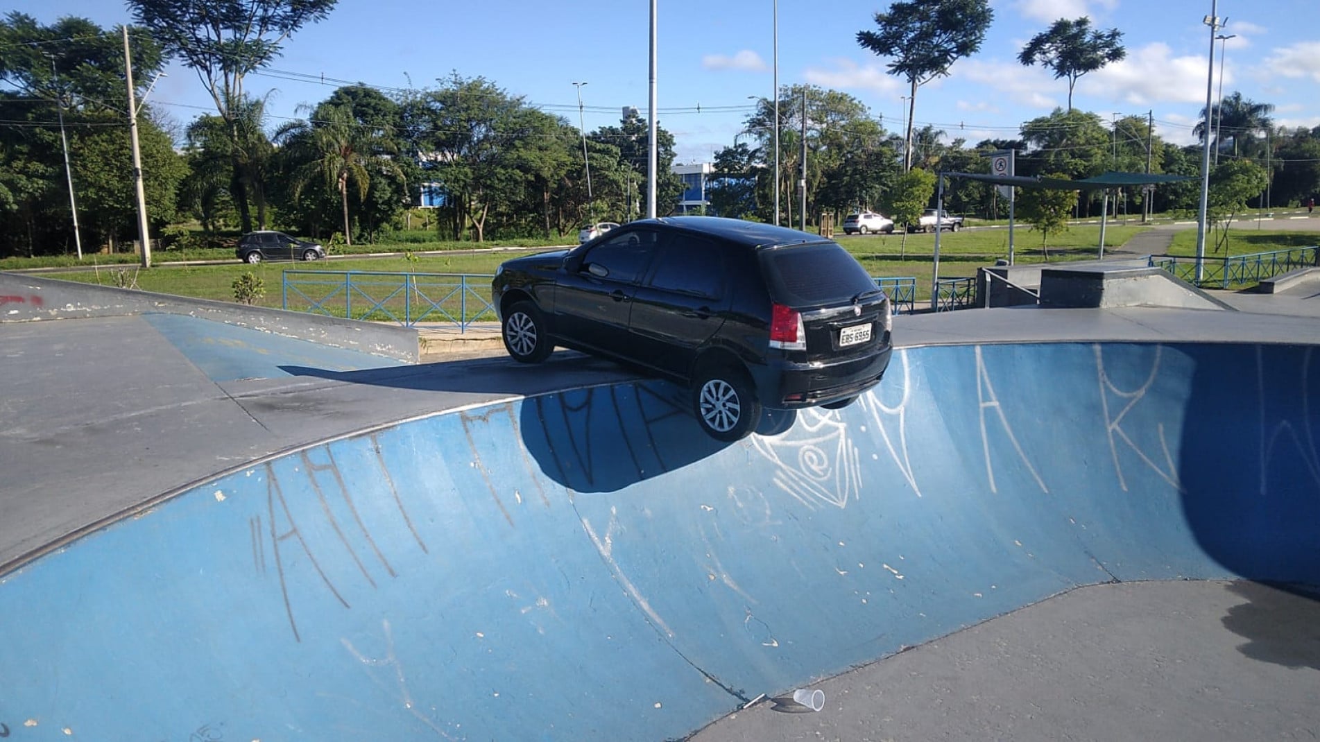Palio tenta manobra de skate e fica preso em pista de Sorocaba; motorista mudou versão