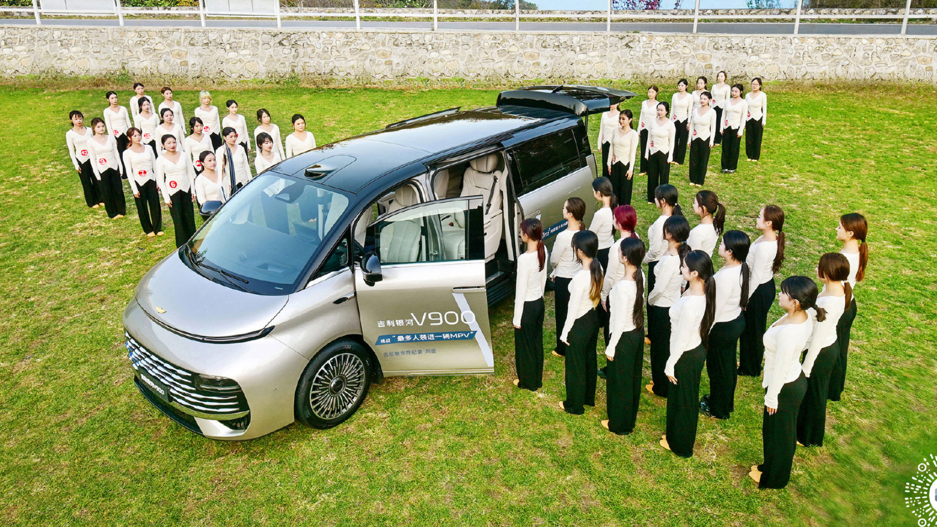 Minivan da Geely quebra recorde mundial ao acomodar 42 bailarinas de uma vez