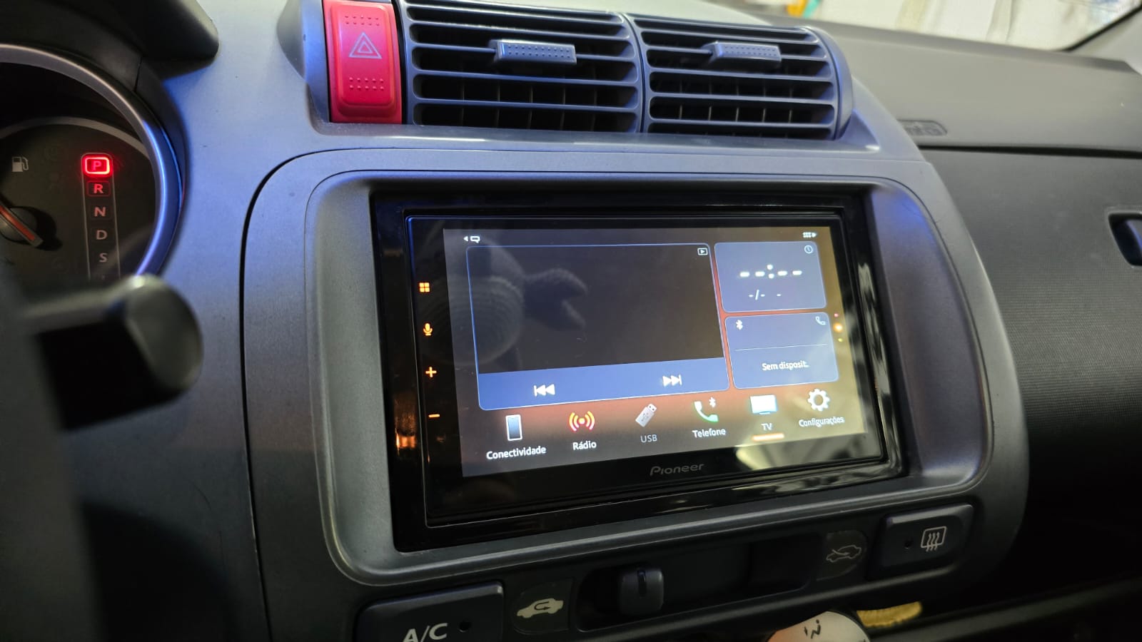 Painel de Honda Fit 2007 com central multimídia pioneer