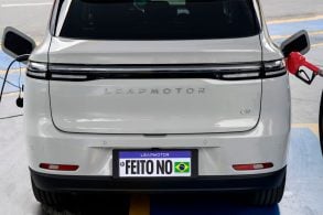 Leapmotor C10 Ultra Híbrido REEV 2026 branco alvorada recarregando e abastecendo