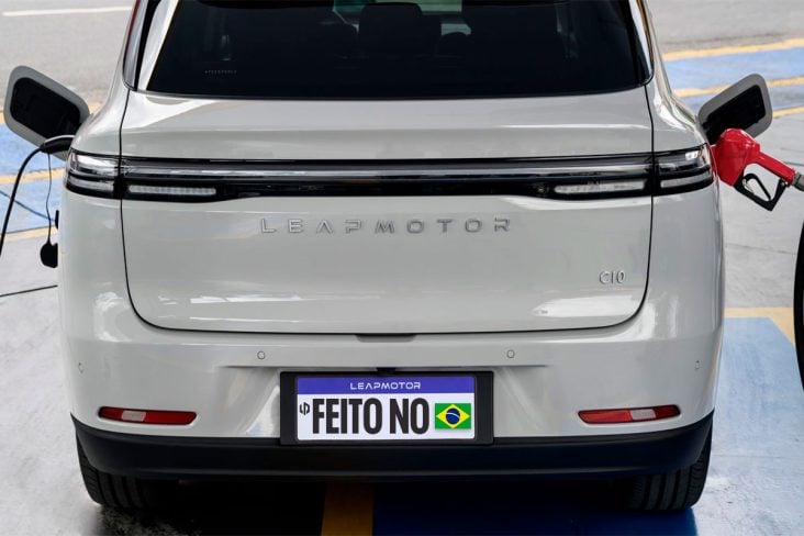 Leapmotor C10 Ultra Híbrido REEV 2026 branco alvorada recarregando e abastecendo