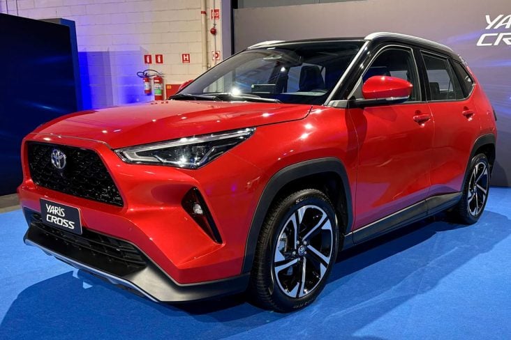 TOYOTA YARIS CROSS 2026 VERMELHO FRENTE LATERAL
