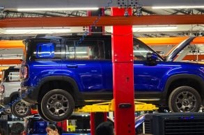 Chevrolet Spark EUV azul na fábrica da PACE ceará