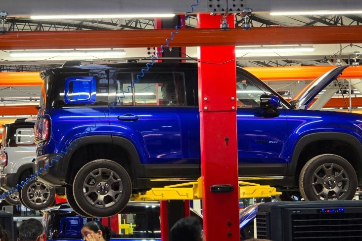 Chevrolet Spark EUV azul na fábrica da PACE ceará