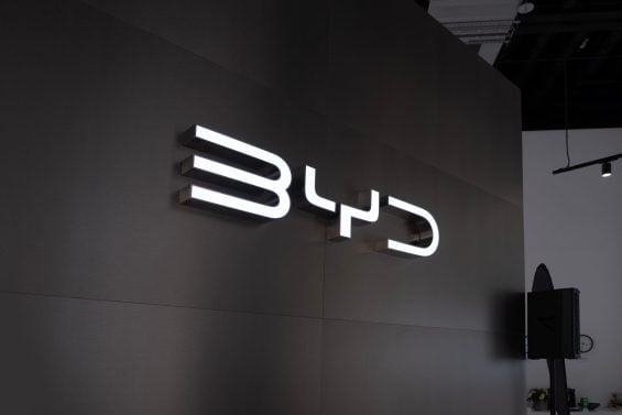 BYD intensifica estratégia de processar influenciadores que criticam a marca
