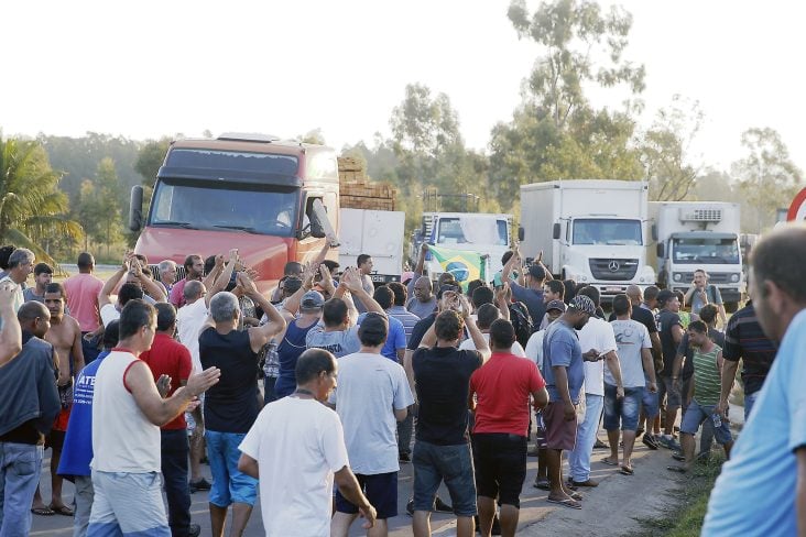 Caminhoneiros protestam na Rodovia Presidente Dutra, no Rio