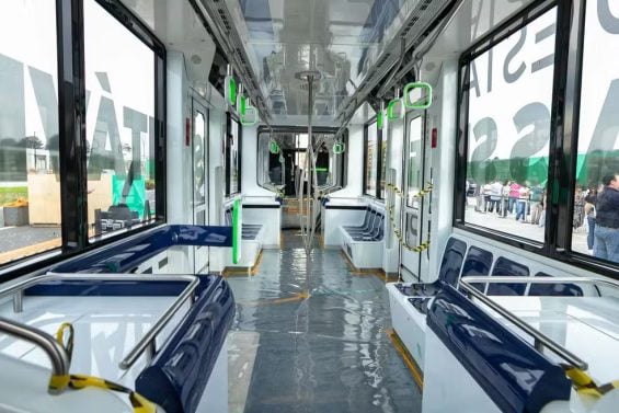 Interior do novo Bonde Urbano Digital que circula no Paraná