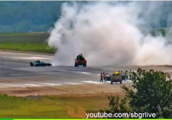 Carro da Formula E entra na Pista do Aeroporto de Guarulhos e queima pneu fazendo zerinho Imagem SBGR Live jpg