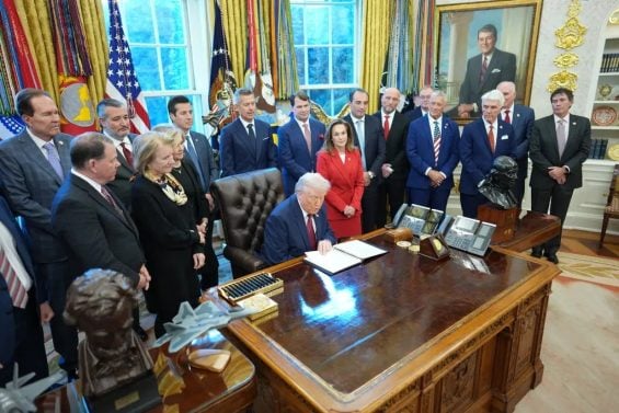 O presidente Trump, cercado por executivos da indústria automobilística, no Salão Oval na quarta-feira.