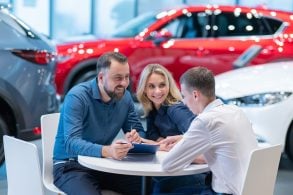 VENDA DE CARROS PATIO SHOWROOM CONCESSIONÁRIA shutterstock (2)