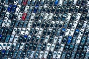 VENDA DE CARROS PATIO SHOWROOM CONCESSIONÁRIA shutterstock (3)