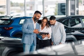 VENDA DE CARROS PATIO SHOWROOM CONCESSIONÁRIA shutterstock (1)