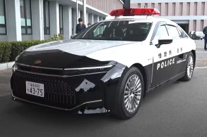 Toyota Crown Sedan como carro de policia no japão