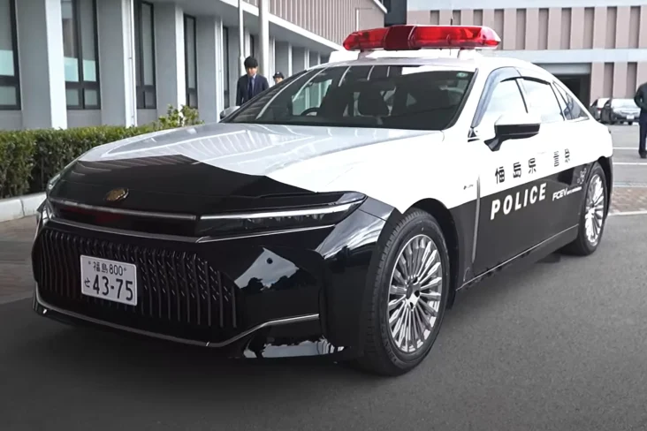 Toyota Crown Sedan como carro de policia no japão