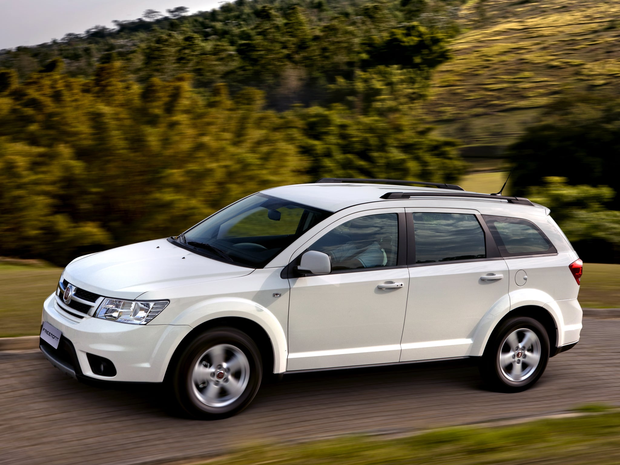 FIAT FREEMONT 2014 BRANCO FRENTE LATERAL MOVIMENTO