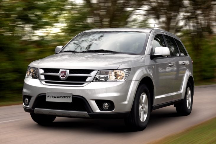 FIAT FREEMONT 2014 PRATA FRENTE LATERAL MOVIMENTO