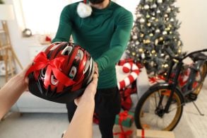 capacete de bicicleta em presente natal shutterstock