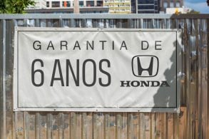 Banner fictício garantia de 6 anos para veículos Honda a partir de 2026, Logo Honda, Painel pregado com anuncio