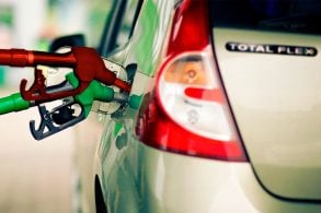 carro flex abastecendo, duas bombas uma verde e uma vermelha