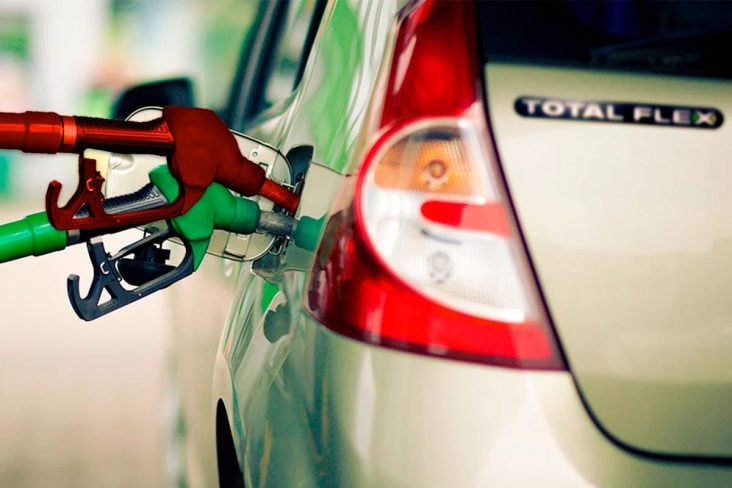 carro flex abastecendo, duas bombas uma verde e uma vermelha