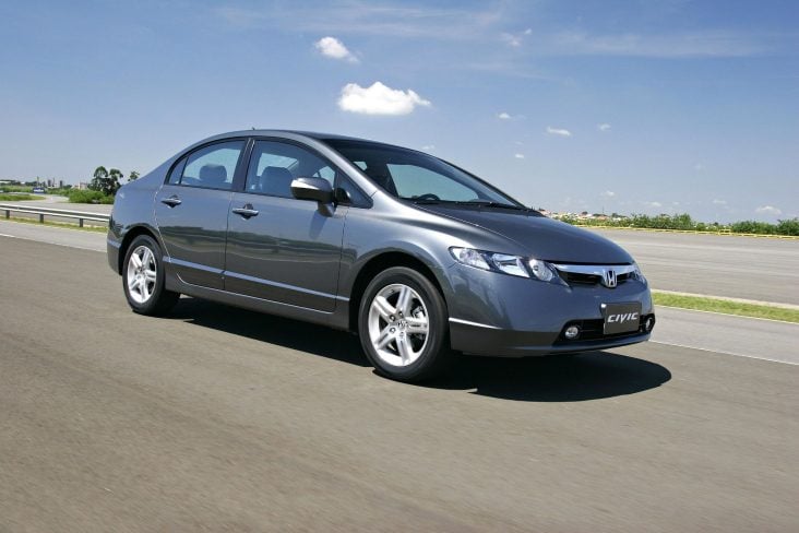 honda civic EXS 2006 cinza frente em movimento
