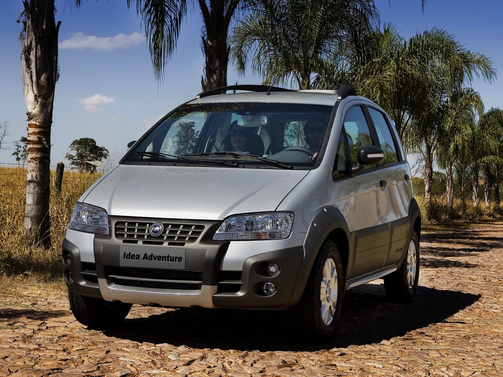 fiat idea adventure prata frente parado