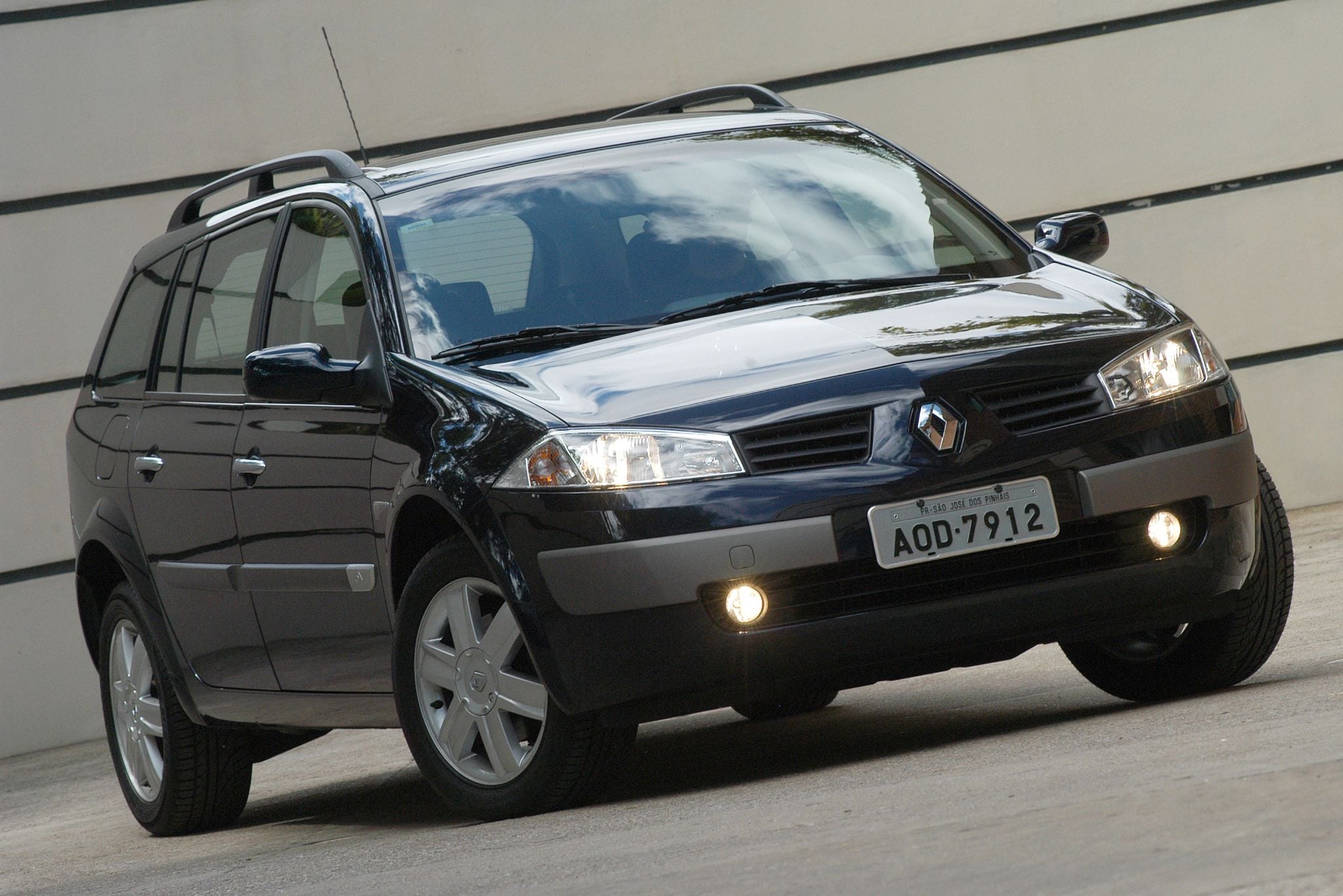 renault megane grandtour azul frente parada