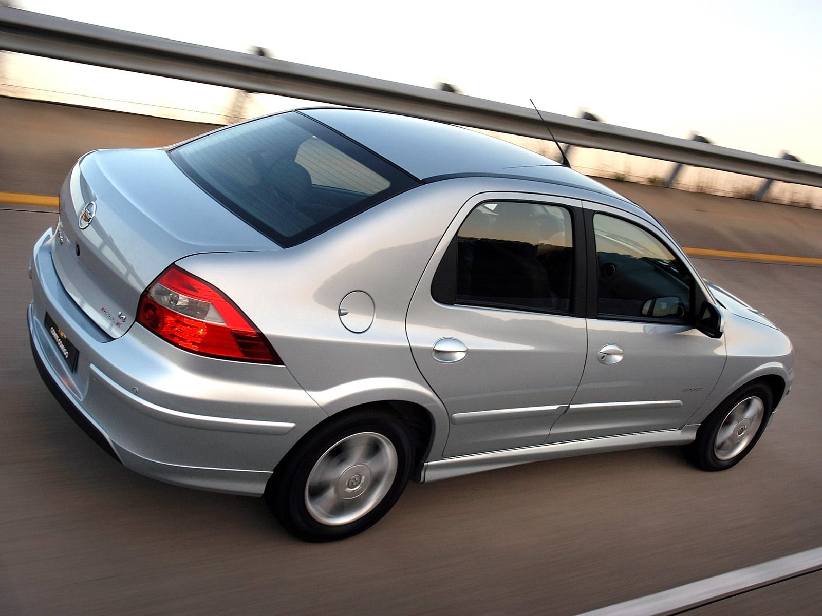 chevrolet prisma 2007 1 4 prata traseira em movimento