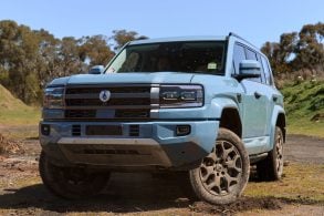 denza b5 azul frente parado