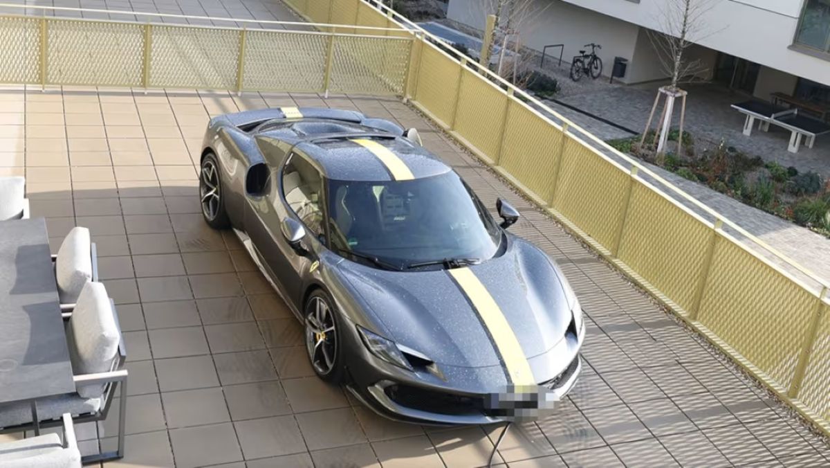 Autoridades recolhem Ferrari estacionada em cobertura