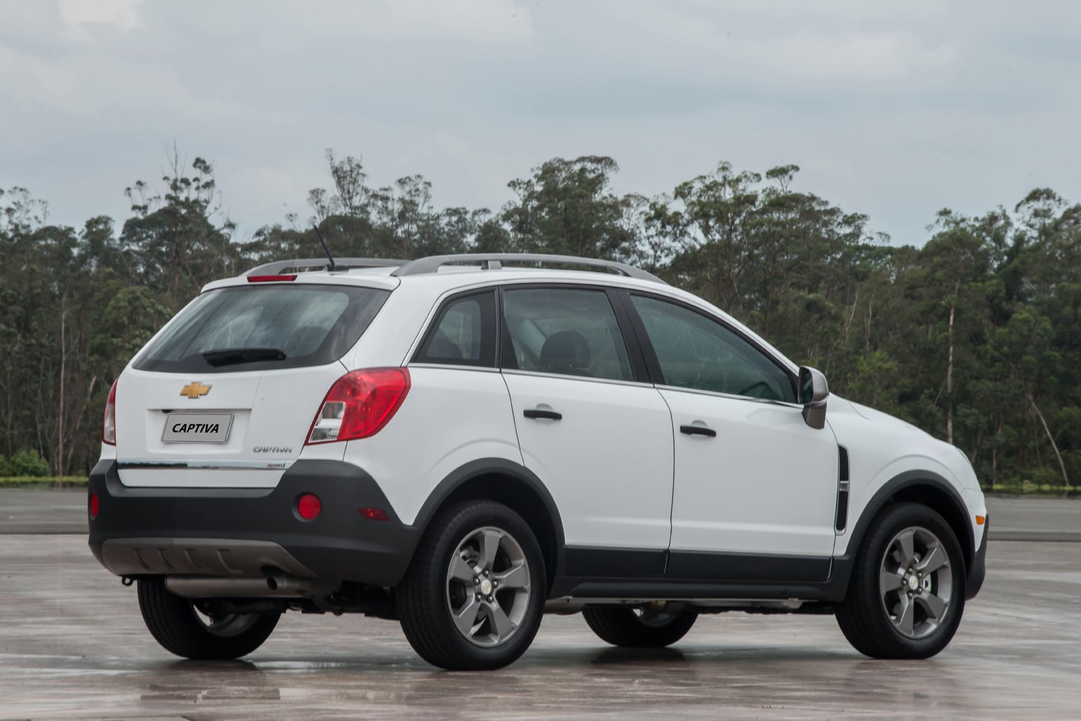 CHEVROLET CAPTIVA 2010 BRANCA TRASEIRA LATERAL
