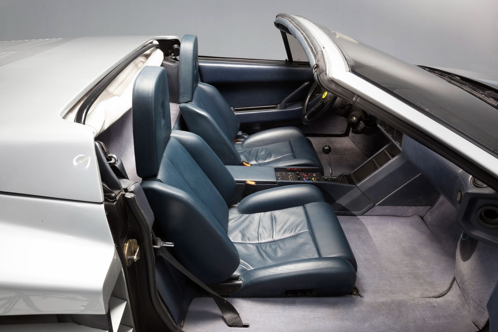 ferrari_testarossa_spider_prata-interior-1920x1280.jpeg