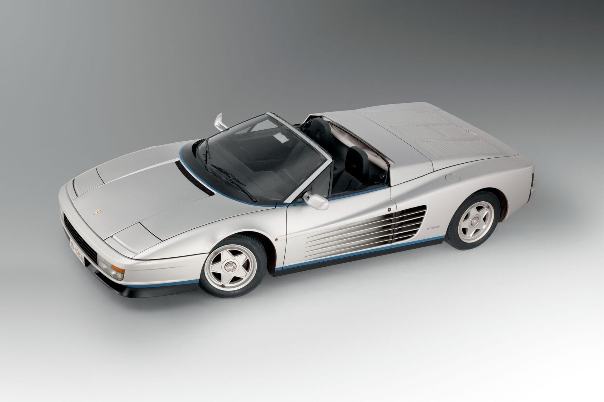 ferrari_testarossa_spider_prata-vista-de-cima-1920x1280.jpeg