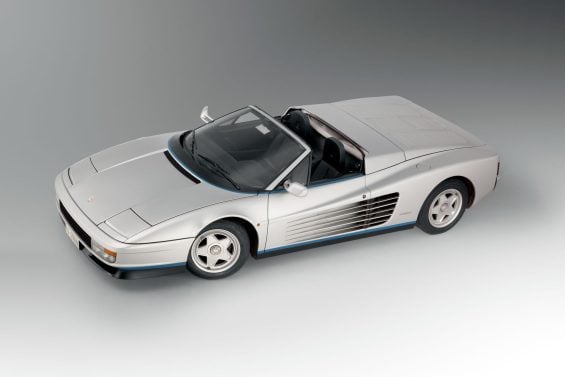 ferrari testarossa spider prata vista de cima