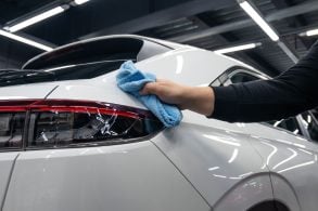 A,Mechanic,Wipes,The,Body,Of,A,White,Car,With