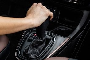 Mão de motorista no câmbio automático