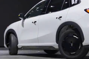 Prototipo Crossover Eletrico Geely EX5 com 4 rodas que giram 90 graus