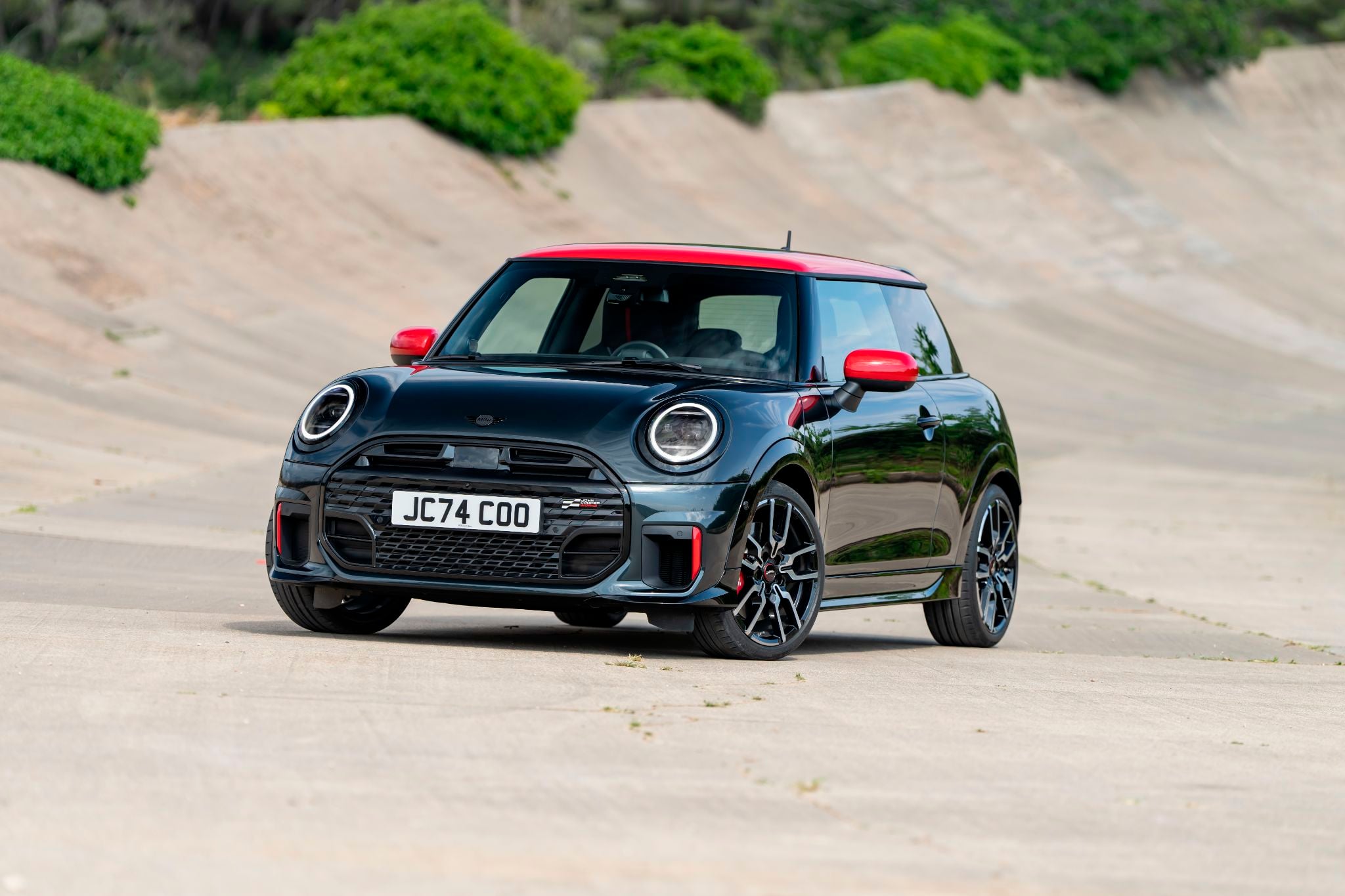 mini john cooper works 2025 preto frente