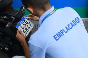 Emplacador de placas veiculares