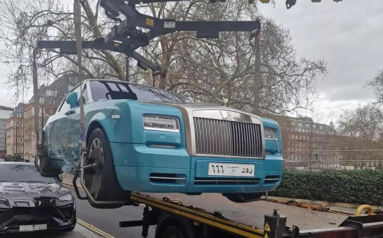 Já que multas são baixas, Londres começa a rebocar supercarros estacionados em local proibido