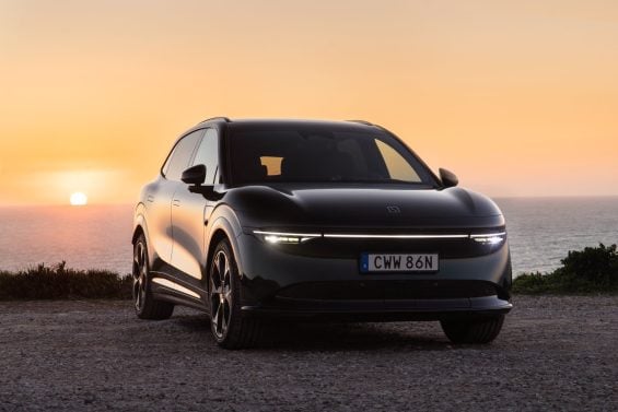 zeekr 7x cinza frente parado