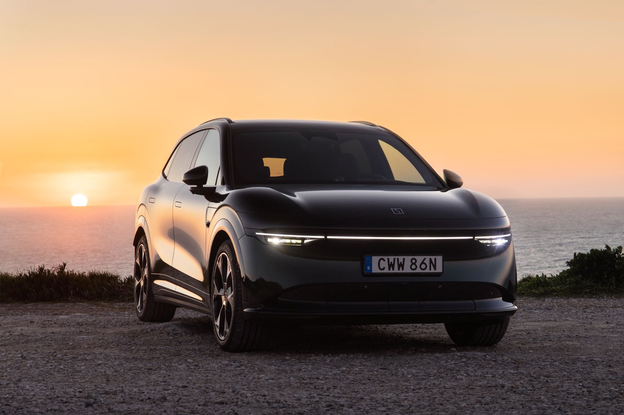 zeekr 7x cinza frente parado