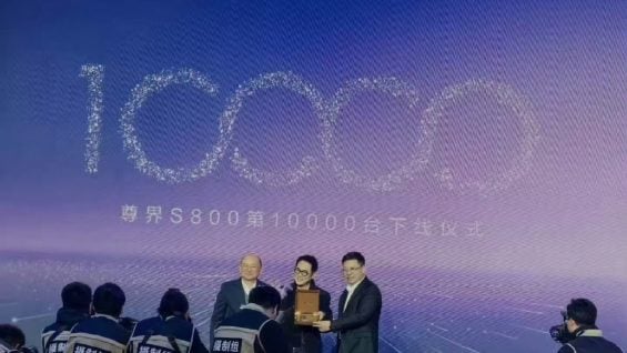 O presidente da JAC Xiang Xingchu e o presidente da Huawei Automotive BU Richard Yu entregaram as chaves do Maextro S800 para Jet Li