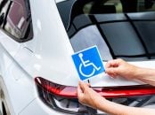 Carro com adesivo de motorista a bordo PCD