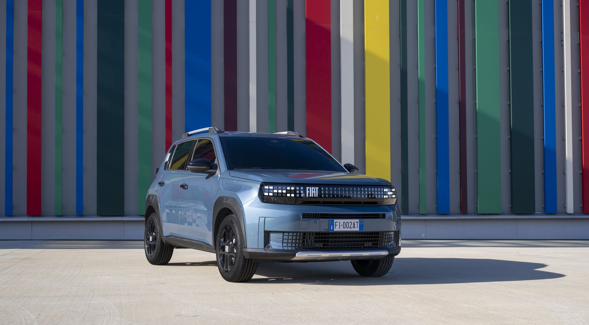 fiat grande panda hybrid azul frente parado